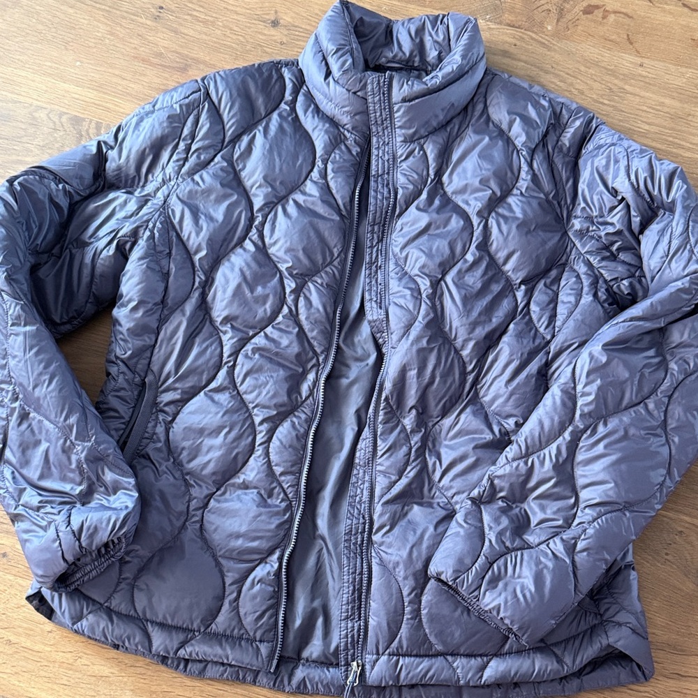 Quilted Lightweight Puffer Jacket in Dark Gray/purple